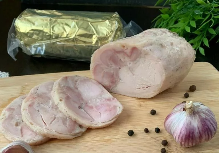 Фотография продукта Деликатесный куриный рулет в фольге